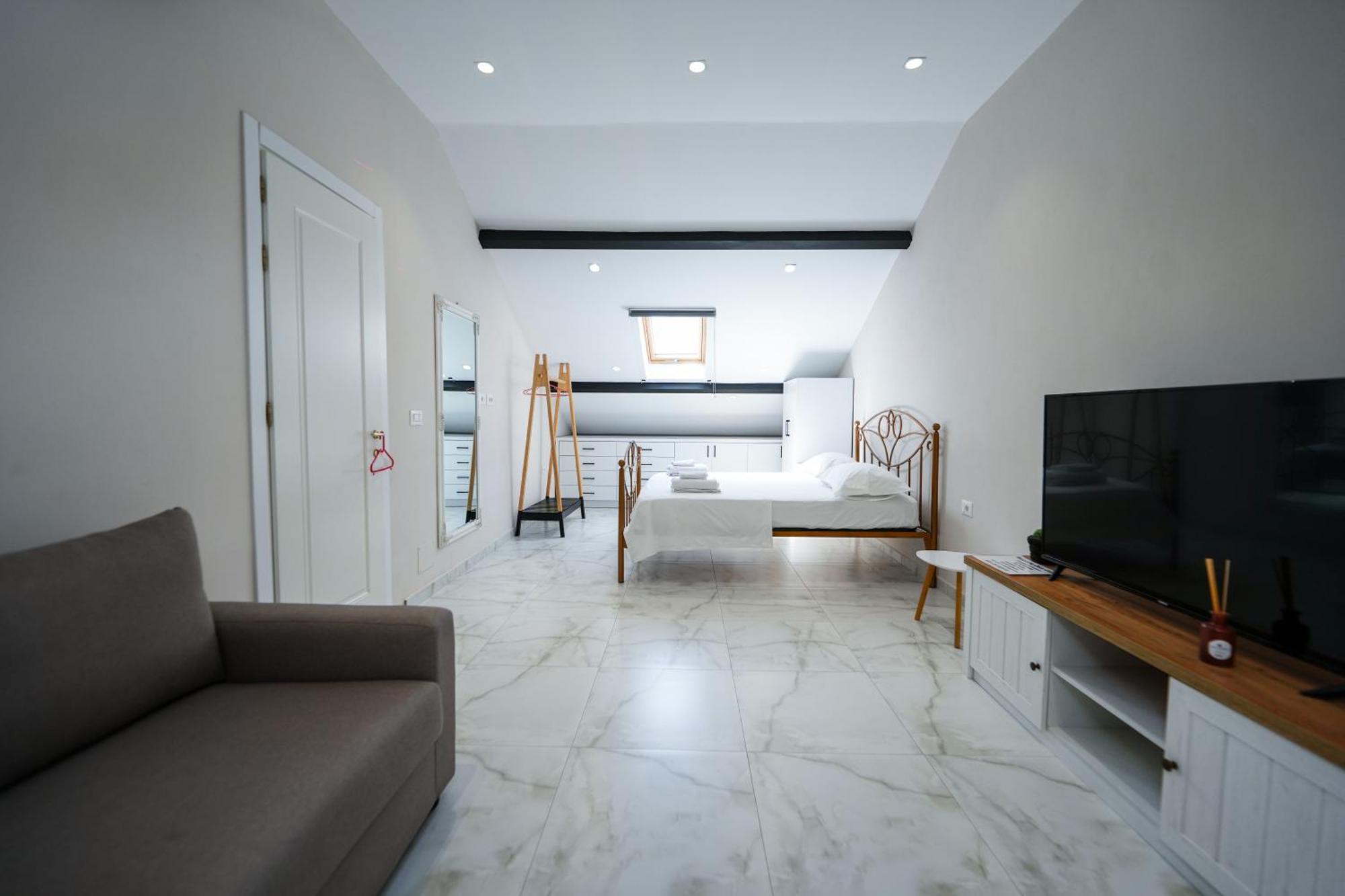 City Center Hideout - Studio Apartment Tirana Exteriör bild